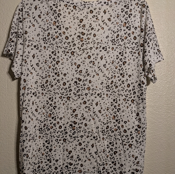 Rails Leopard Print V-Neck Women's Top Size Medium Pre-owned - Picture 4 of 4